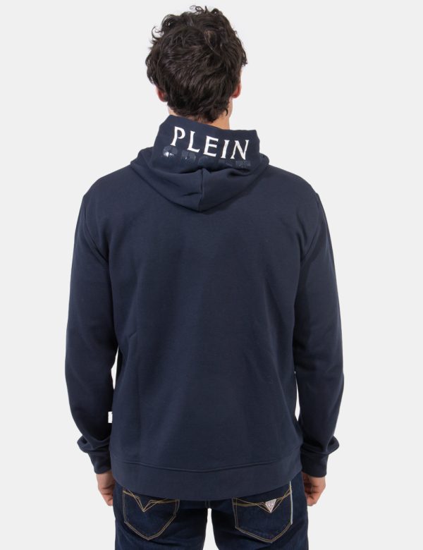 Felpa Plein Sport Blu - Felpa con cappuccio e polsini in total blu navy. Presente patch logo brand ad altezza cuore più stam