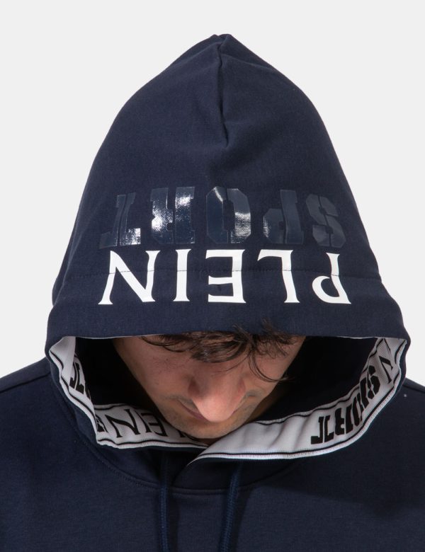 Felpa Plein Sport Blu - Felpa con cappuccio e polsini in total blu navy. Presente patch logo brand ad altezza cuore più stam