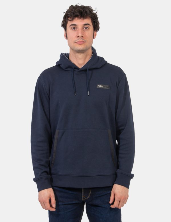 Felpa Plein Sport Blu - Felpa con cappuccio e polsini in total blu navy. Presente patch logo brand ad altezza cuore più stam