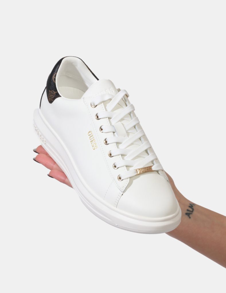 Scarpe Guess Bianco - Scarpa modello sneakers. La calzatura si presenta in total bianco con logo brand in nero ad altezza ta