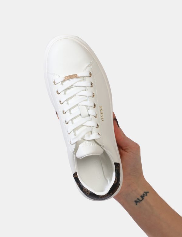 Scarpe Guess Bianco - Scarpa modello sneakers. La calzatura si presenta in total bianco con logo brand in nero ad altezza ta