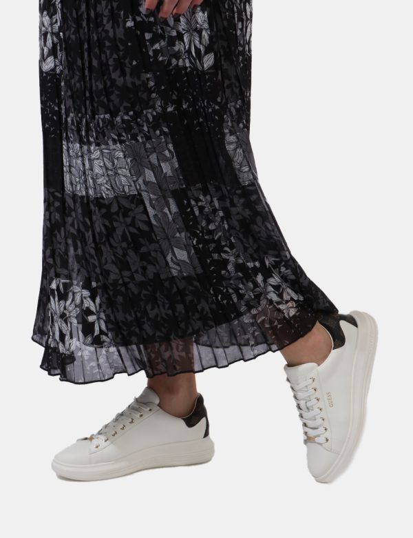 Scarpe Guess Bianco - Scarpa modello sneakers. La calzatura si presenta in total bianco con logo brand in nero ad altezza ta
