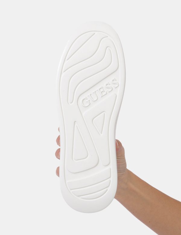 Scarpe Guess Bianco - Scarpa modello sneakers. La calzatura si presenta in total bianco con dettaglio nero vellutato ad alte