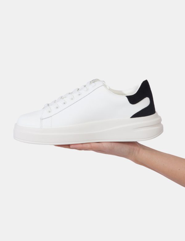 Scarpe Guess Bianco - Scarpa modello sneakers. La calzatura si presenta in total bianco con dettaglio nero vellutato ad alte