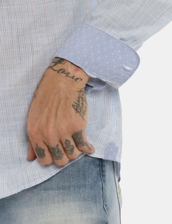 Camicia Fred Mello azzurra - COMPOSIZIONE E VESTIBILITÀ:100% cotoneIl modello è alto 178 cm e indossa la taglia L. La vestib