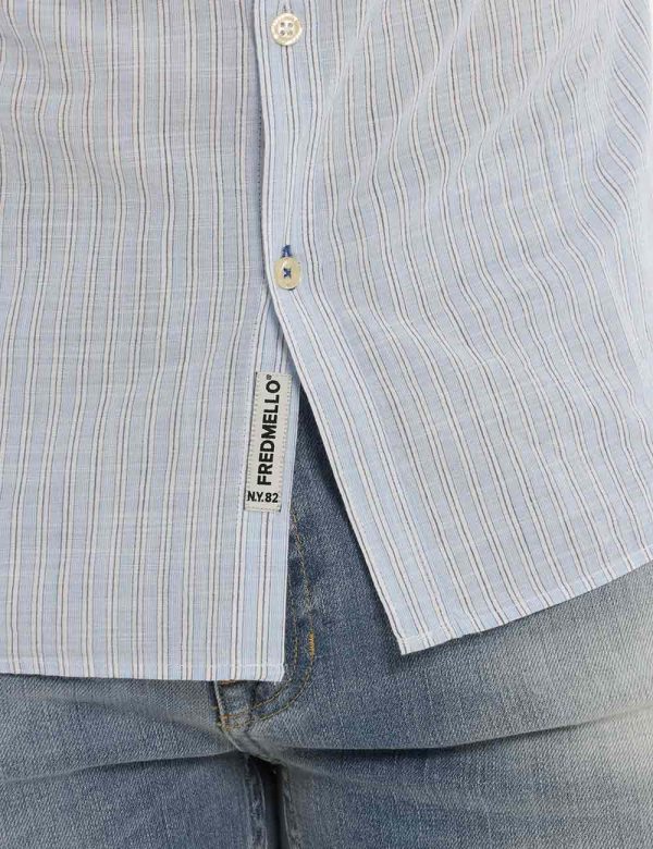 Camicia Fred Mello azzurra - COMPOSIZIONE E VESTIBILITÀ:100% cotoneIl modello è alto 178 cm e indossa la taglia L. La vestib
