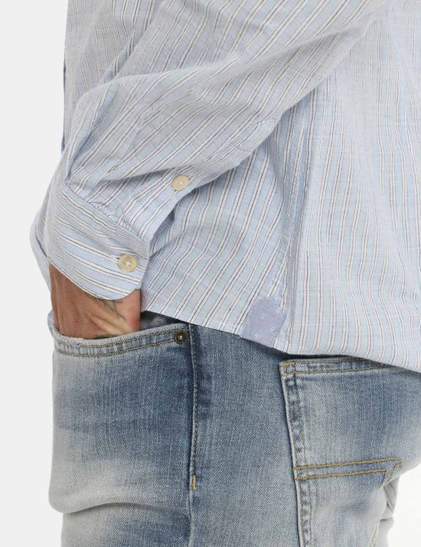Camicia Fred Mello azzurra - COMPOSIZIONE E VESTIBILITÀ:100% cotoneIl modello è alto 178 cm e indossa la taglia L. La vestib