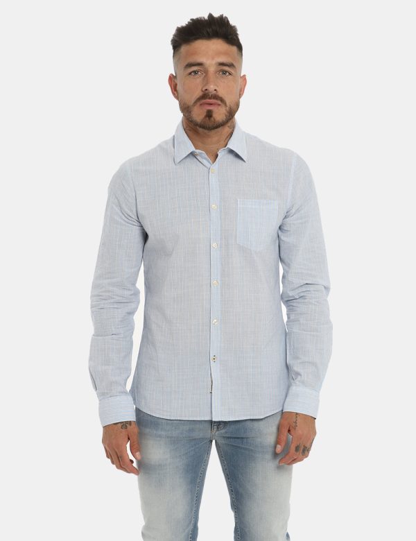 Camicia Fred Mello azzurra - COMPOSIZIONE E VESTIBILITÀ:100% cotoneIl modello è alto 178 cm e indossa la taglia L. La vestib