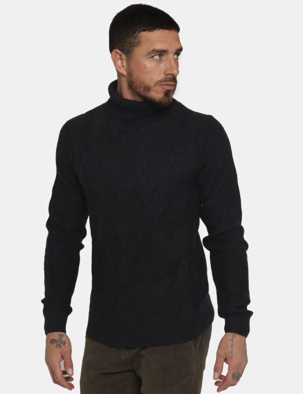 Maglione Fred Mello dolcevita nero - COMPOSIZIONE E VESTIBILITÀ:64% acrilico 28% lana 8% poliamideIl modello è alto 178 cm e