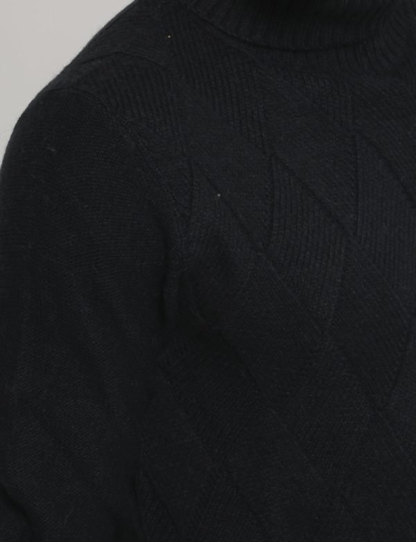 Maglione Fred Mello dolcevita nero - COMPOSIZIONE E VESTIBILITÀ:64% acrilico 28% lana 8% poliamideIl modello è alto 178 cm e