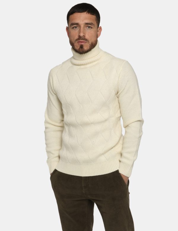 Maglione Fred Mello dolcevita bianco - COMPOSIZIONE E VESTIBILITÀ:64% acrilico 28% lana 8% poliamideIl modello è alto 178 cm