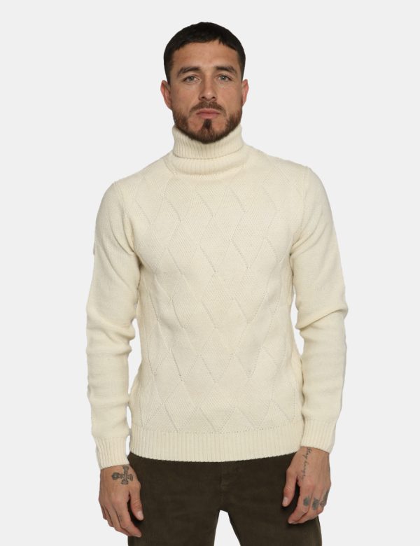 Maglione Fred Mello dolcevita bianco - COMPOSIZIONE E VESTIBILITÀ:64% acrilico 28% lana 8% poliamideIl modello è alto 178 cm