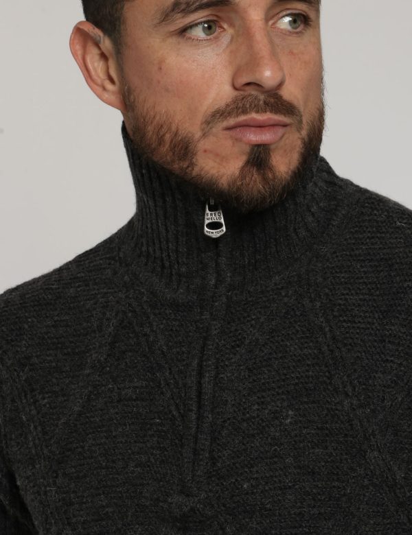Maglione Fred Mello grigio - COMPOSIZIONE E VESTIBILITÀ:64% acrilico 28% lana 8% poliamideIl modello è alto 178 cm e indossa