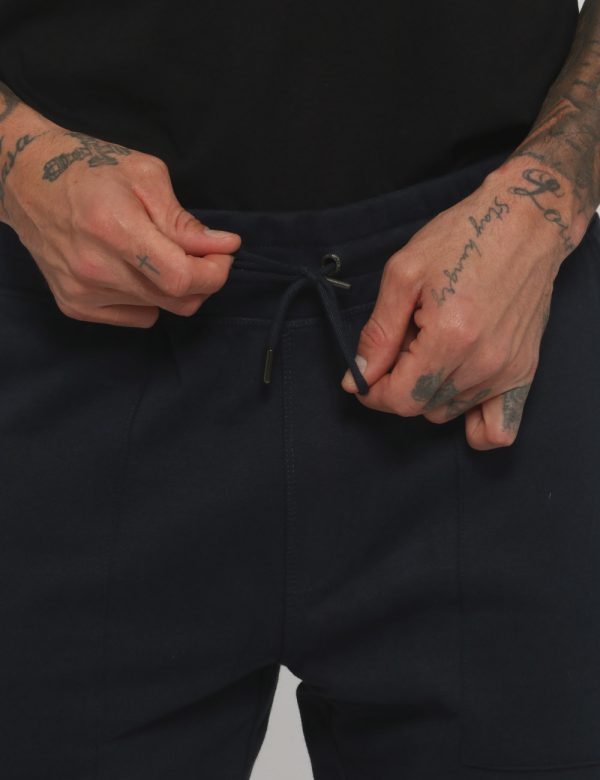 Pantalone Fred Mello blu - COMPOSIZIONE E VESTIBILITÀ:100% cotoneIl modello è alto 178 cm e indossa la taglia L. La vestibil