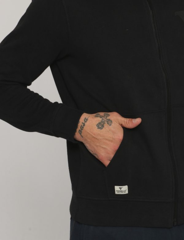 Felpa Fred Mello nero - COMPOSIZIONE E VESTIBILITÀ:100% cotoneIl modello è alto 178 cm e indossa la taglia L. La vestibilità