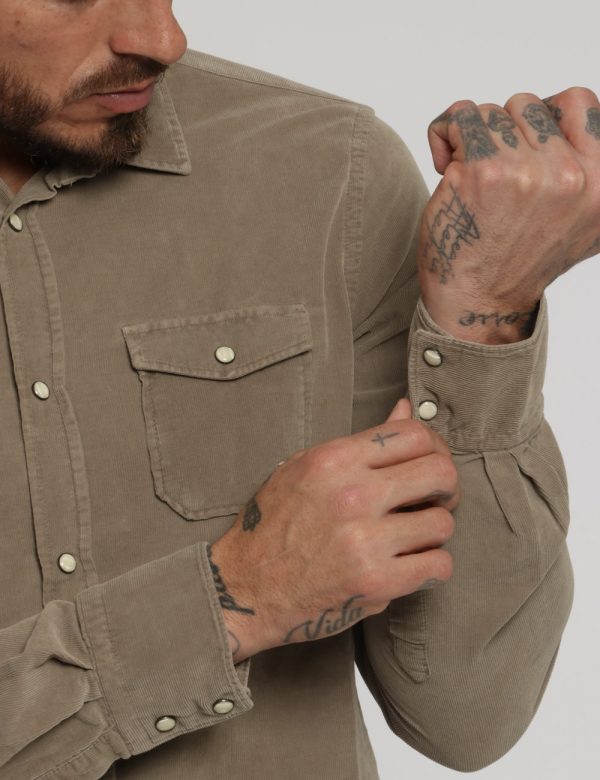 Camicia Fred Mello beige - COMPOSIZIONE E VESTIBILITÀ:100% cotoneIl modello è alto 178 cm e indossa la taglia L. La vestibil