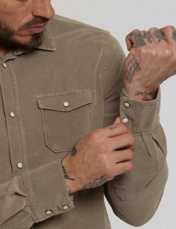 Camicia Fred Mello beige - COMPOSIZIONE E VESTIBILITÀ:100% cotoneIl modello è alto 178 cm e indossa la taglia L. La vestibil