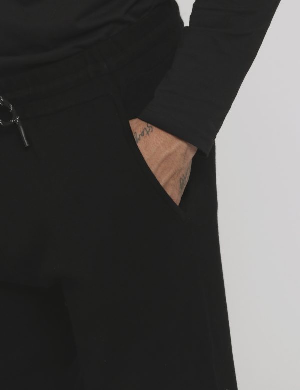 Pantalone Fred Mello nero - COMPOSIZIONE E VESTIBILITÀ:72% viscosa 28% poliestereIl modello è alto 178 cm e indossa la tagli