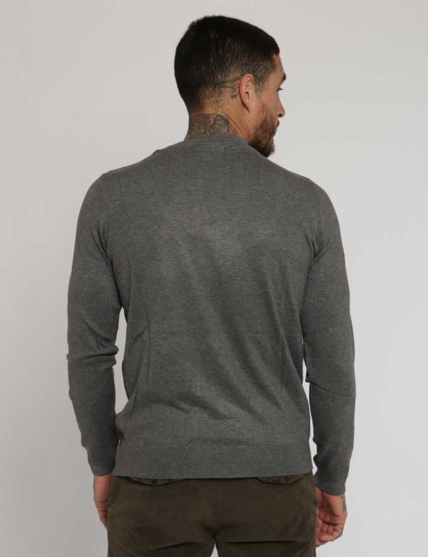 Maglione Fred Mello grigio/marrone - COMPOSIZIONE E VESTIBILITÀ:70% viscosa 30% poliamideIl modello è alto 178 cm e indossa