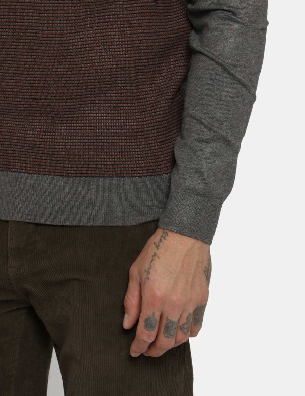 Maglione Fred Mello grigio/marrone - COMPOSIZIONE E VESTIBILITÀ:70% viscosa 30% poliamideIl modello è alto 178 cm e indossa