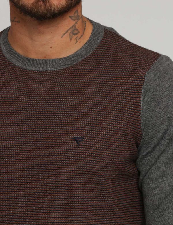 Maglione Fred Mello grigio/marrone - COMPOSIZIONE E VESTIBILITÀ:70% viscosa 30% poliamideIl modello è alto 178 cm e indossa