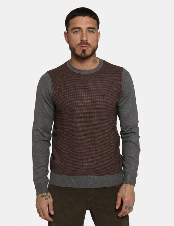 Maglione Fred Mello grigio/marrone - COMPOSIZIONE E VESTIBILITÀ:70% viscosa 30% poliamideIl modello è alto 178 cm e indossa