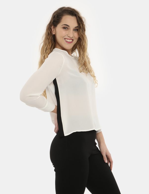 Camicia Vougue bianca - COMPOSIZIONE E VESTIBILITÀ:100% poliestereLa modella è alta 170 cm e indossa la taglia S. La vestibi