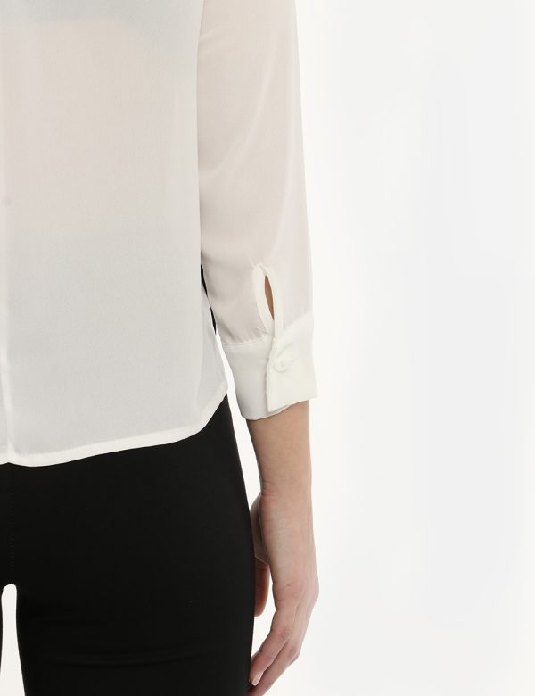 Camicia Vougue bianca - COMPOSIZIONE E VESTIBILITÀ:100% poliestereLa modella è alta 170 cm e indossa la taglia S. La vestibi
