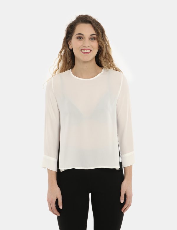 Camicia Vougue bianca - COMPOSIZIONE E VESTIBILITÀ:100% poliestereLa modella è alta 170 cm e indossa la taglia S. La vestibi