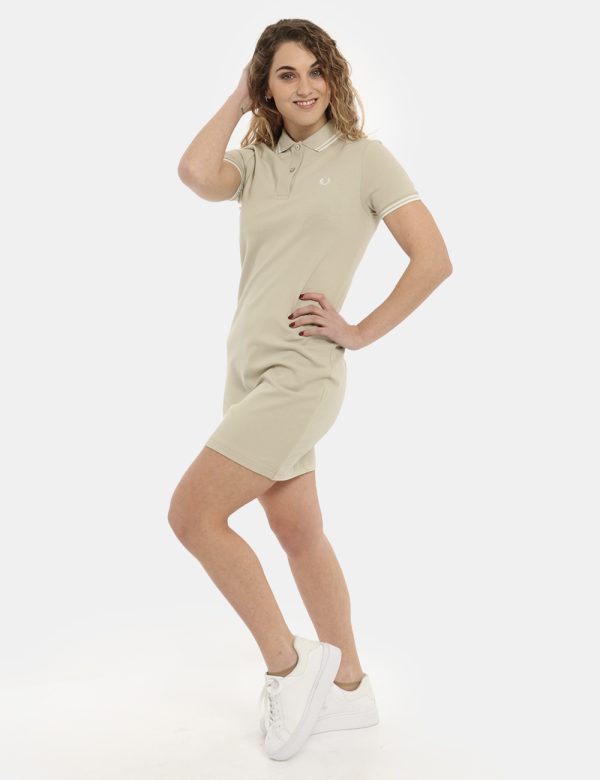 Vestito Fred Perry beige - COMPOSIZIONE E VESTIBILITÀ:98% cotone 2% elastaneLa modella è alta 170 cm e indossa la taglia 8 c