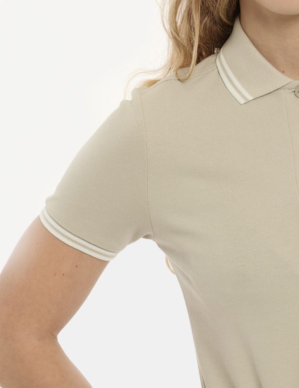 Vestito Fred Perry beige - COMPOSIZIONE E VESTIBILITÀ:98% cotone 2% elastaneLa modella è alta 170 cm e indossa la taglia 8 c