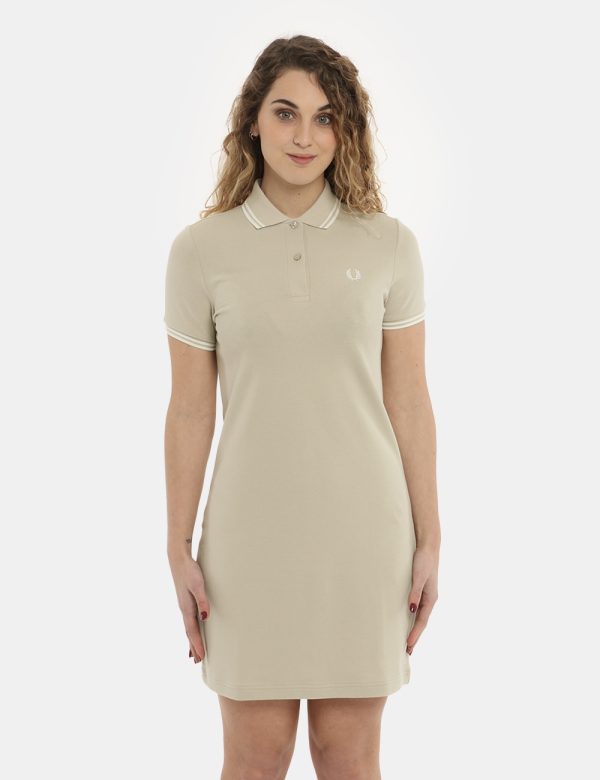 Vestito Fred Perry beige - COMPOSIZIONE E VESTIBILITÀ:98% cotone 2% elastaneLa modella è alta 170 cm e indossa la taglia 8 c