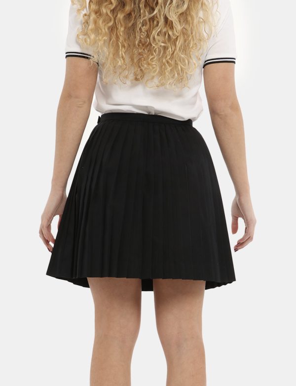 Gonna Fred Perry nero - COMPOSIZIONE E VESTIBILITÀ:65% poliestere 35% cotoneLa modella è alta 170 cm e indossa la taglia 8 c