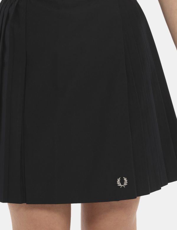 Gonna Fred Perry nero - COMPOSIZIONE E VESTIBILITÀ:65% poliestere 35% cotoneLa modella è alta 170 cm e indossa la taglia 8 c