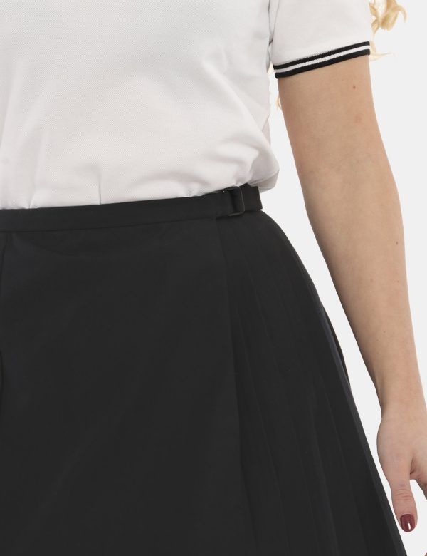 Gonna Fred Perry nero - COMPOSIZIONE E VESTIBILITÀ:65% poliestere 35% cotoneLa modella è alta 170 cm e indossa la taglia 8 c