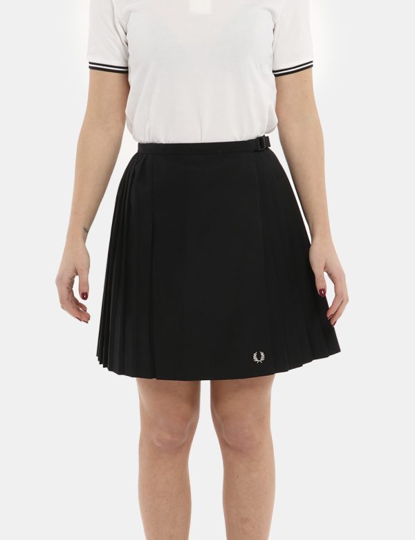 Gonna Fred Perry nero - COMPOSIZIONE E VESTIBILITÀ:65% poliestere 35% cotoneLa modella è alta 170 cm e indossa la taglia 8 c