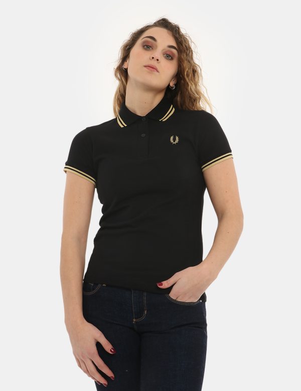 Polo Fred Perry nera - COMPOSIZIONE E VESTIBILITÀ:100% cotoneLa modella è alta 170 cm e indossa la taglia 8 corrispondente a