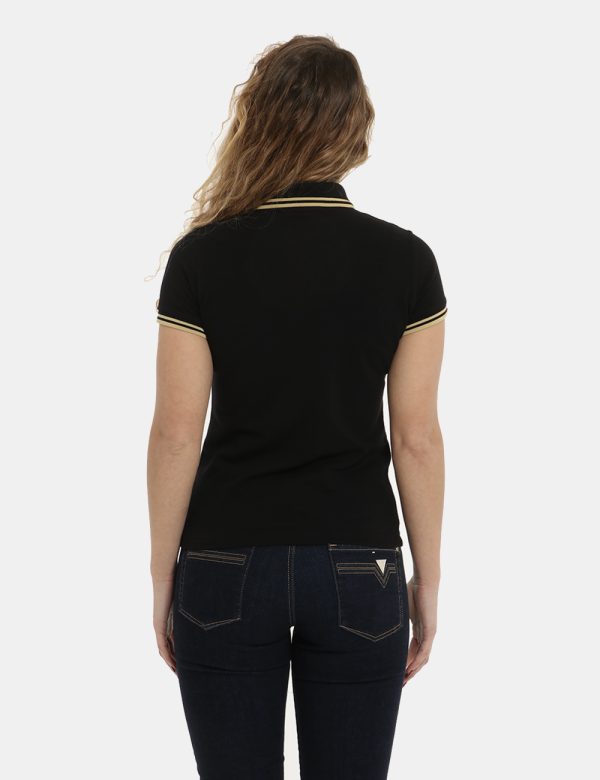 Polo Fred Perry nera - COMPOSIZIONE E VESTIBILITÀ:100% cotoneLa modella è alta 170 cm e indossa la taglia 8 corrispondente a