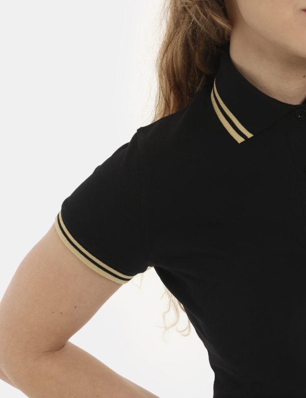 Polo Fred Perry nera - COMPOSIZIONE E VESTIBILITÀ:100% cotoneLa modella è alta 170 cm e indossa la taglia 8 corrispondente a