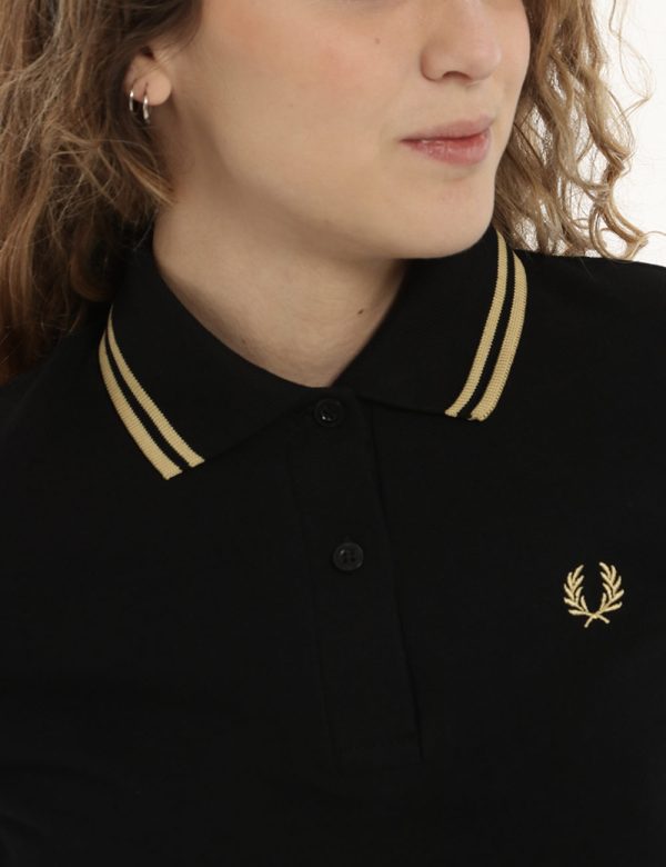 Polo Fred Perry nera - COMPOSIZIONE E VESTIBILITÀ:100% cotoneLa modella è alta 170 cm e indossa la taglia 8 corrispondente a