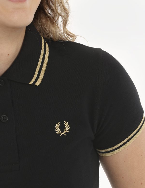 Polo Fred Perry nera - COMPOSIZIONE E VESTIBILITÀ:100% cotoneLa modella è alta 170 cm e indossa la taglia 8 corrispondente a