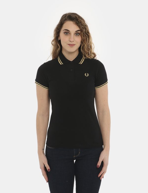 Polo Fred Perry nera - COMPOSIZIONE E VESTIBILITÀ:100% cotoneLa modella è alta 170 cm e indossa la taglia 8 corrispondente a
