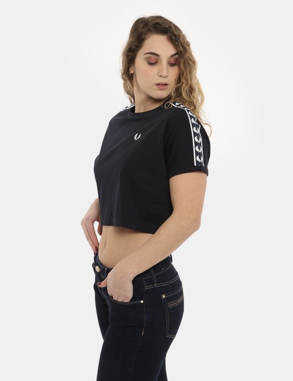 t-shirt Fred Perry blu - COMPOSIZIONE E VESTIBILITÀ:100% cotoneLa modella è alta 170 cm e indossa la taglia 8 corrispondente