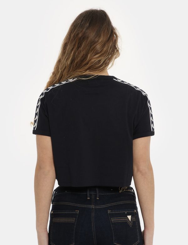 t-shirt Fred Perry blu - COMPOSIZIONE E VESTIBILITÀ:100% cotoneLa modella è alta 170 cm e indossa la taglia 8 corrispondente
