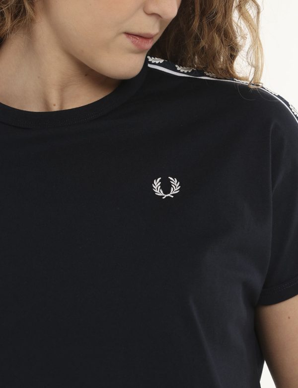 t-shirt Fred Perry blu - COMPOSIZIONE E VESTIBILITÀ:100% cotoneLa modella è alta 170 cm e indossa la taglia 8 corrispondente