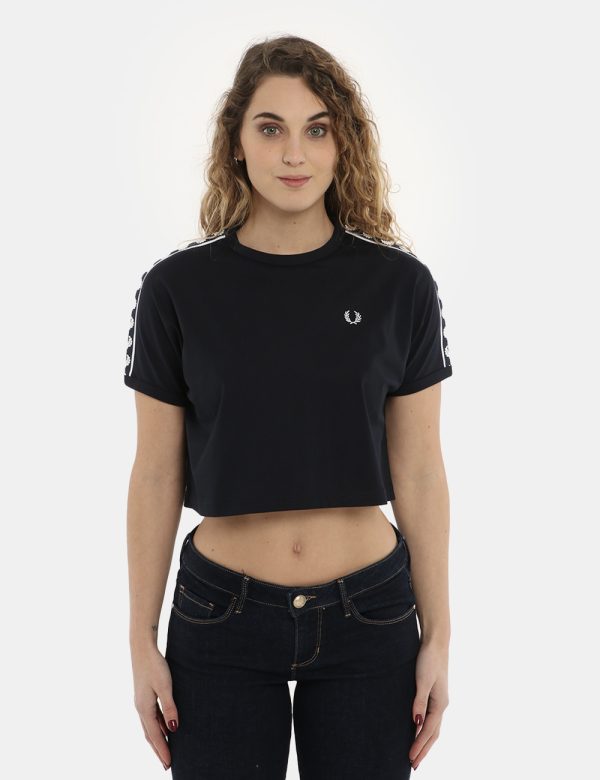 t-shirt Fred Perry blu - COMPOSIZIONE E VESTIBILITÀ:100% cotoneLa modella è alta 170 cm e indossa la taglia 8 corrispondente