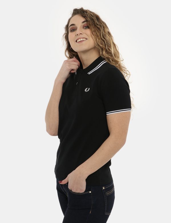 Polo Fred Perry Nero - COMPOSIZIONE E VESTIBILITÀ:100% cotoneLa modella è alta 170 cm e indossa la taglia 8 corrispondente a