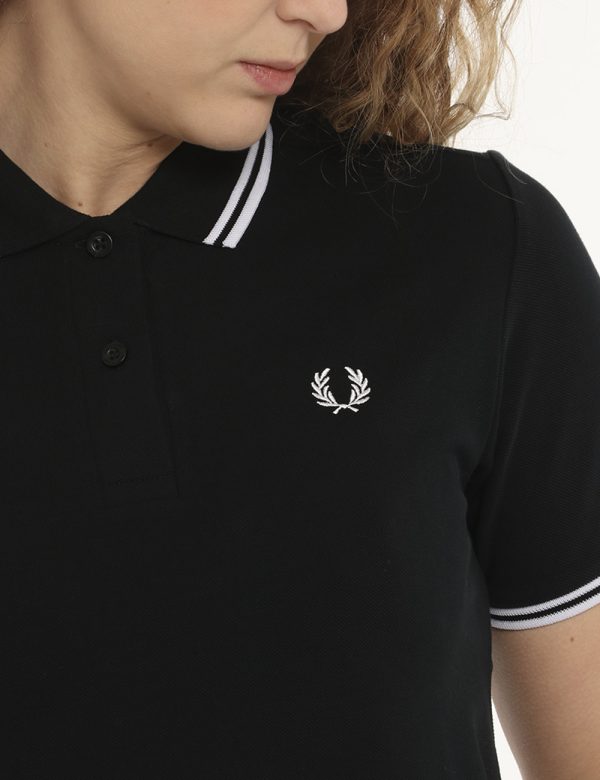 Polo Fred Perry Nero - COMPOSIZIONE E VESTIBILITÀ:100% cotoneLa modella è alta 170 cm e indossa la taglia 8 corrispondente a