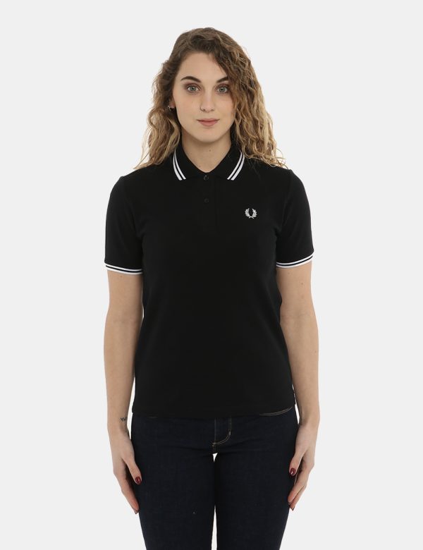 Polo Fred Perry Nero - COMPOSIZIONE E VESTIBILITÀ:100% cotoneLa modella è alta 170 cm e indossa la taglia 8 corrispondente a