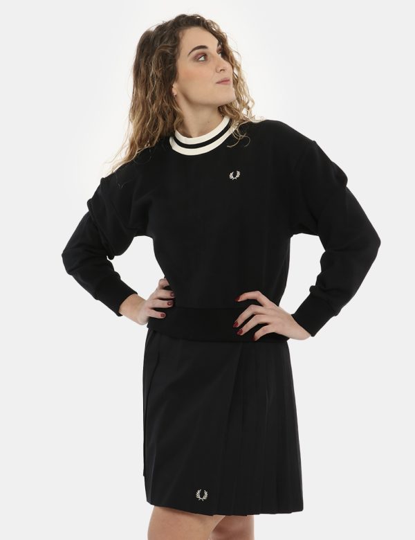 Maglia Fred Perry girocollo nero - COMPOSIZIONE E VESTIBILITÀ:100% cotoneLa modella è alta 170 cm e indossa la taglia 8 corr
